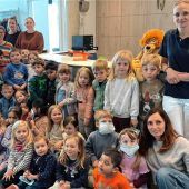 Kindergartenkinder zu Besuch in Zahnarztpraxis
