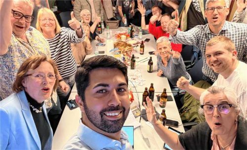 Abuzar Erdogan (Mitte) feiert mit den Sozialdemokraten. Foto RE