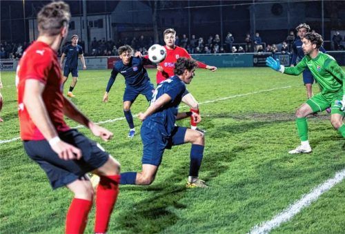 Abwehrspieler Matthias Rauscher (Mitte) erzielt in dieser Szene den 1:0-Führungstreffer für den TSV Wasserburg.Foto Christian Mühlhofer