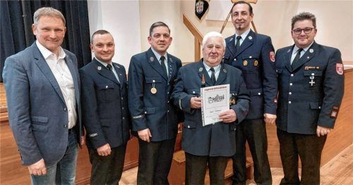 Adolf Meißauer (Dritter von rechts) wurde für seine 70 Jahre währende Mitgliedschaft geehrt. Es gratulierten (von links) Bürgermeister Dr. Tobias Windhorst, Eugen Kaier (stellvertretender Kommandant), Hermann Wagner (Vorsitzender), Sascha Snajder (stellvertretender Vorsitzender) und Markus Rietschl (Kommandant). Foto  Becker
