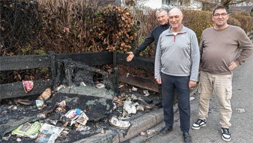 Ärgerten sich darüber, dass am Brandort einige Tage scheinbar nichts vorwärtsging: die Anwohner (von links) Andreas Off, Gerhard Förster und Thomas Henne. Foto Weinzierl