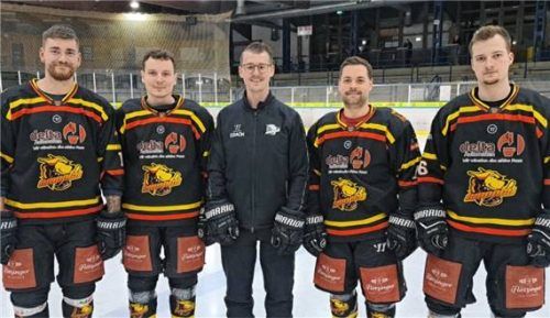 Aibdogs-Trainer Sebastian Stuffler (Mitte) mit den punktbesten Scorern Marcel Schulz (27 Punkte), Thomas Neumaier (24), Patrick Fritz (22) und Martin Hadersbeck (20) (von links). Foto Hadersbeck