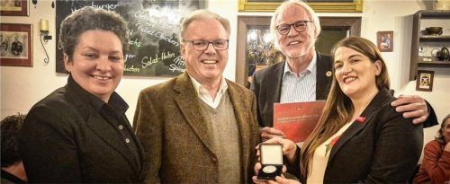 Akt der Verleihung: (von links) Kreisvorsitzende Alexandra Burgmaier, Bürgermeister Michael Kölbl, Zweiter Bürgermeister Werner Gartner, Landesvorsitzende Ronja Endres. Foto kr