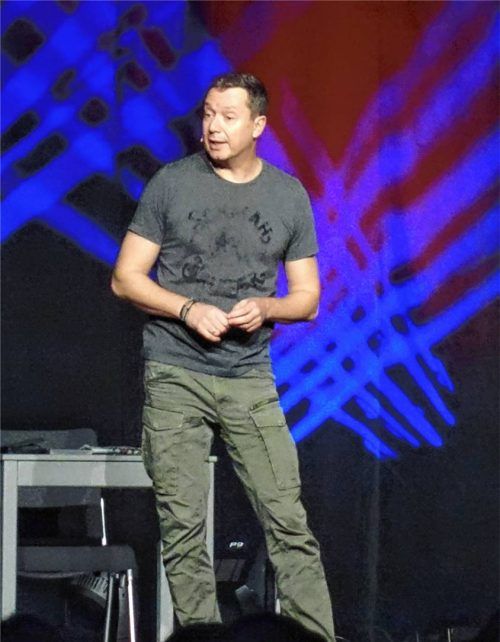 Alex Kristan erwies sich mit seinem aktuellen Programm als glänzender Unterhalter und brannte ein Gagfeuerwerk mit nachdenklichen Tönen ab. Foto Friedrich