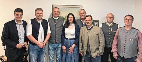 Alte und neue Vorstandschaft zusammen mit dem Landrat: (von links) Max Heimerl, der neue Vorsitzende Alexander Schmid, der scheidende Vorsitzende Wolfgang Heindl, die neue Schatzmeisterin Martina Langenfeld, der bisherige Schriftführer und neue stellvertretende Vorsitzende Franz X. Pöschl, der bisherige Schatzmeister Martin Zieglgänsberger, der ehemalige stellvertretende Vorsitzende Christian Lettl und der neue stellvertretende Vorsitzende Lars Rosin. Foto Mittermair