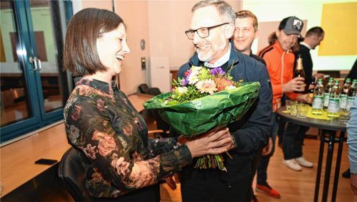 Alter und neue Bürgermeisterin in Raubling: Olaf Kalsperger gratuliert nach 18 Jahren Amtszeit Franziska Pfaffenhuber zur gewonnenen Stichwahl. Fotos Ruprecht