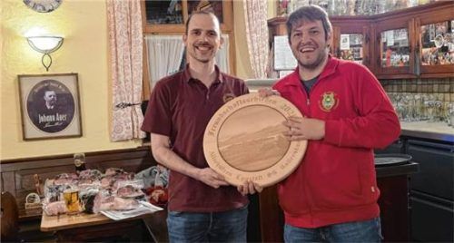 Altschützenmeister Michael Feichtner (links) und Andreas Schnell rechts, Schützenmeister der Schützengilde Gollenshausen, bei der Übergabe der Freundschaftsscheibe. Foto re