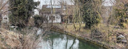 Am Garten des Anwesens fließt der Triftbach vorbei. Im Wasser soll die 71-Jährige am Samstag tot aufgefunden worden sein.Fotos  Eiglmeier