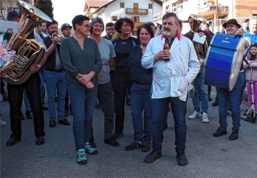 Am letzten Tag vor der Schließung der Metzgerei von Georg Baumgartner in Hochstätt kam gefühlt das ganze Dorf samt Musi, um den Metzger zu verabschieden. Foto Sollinger