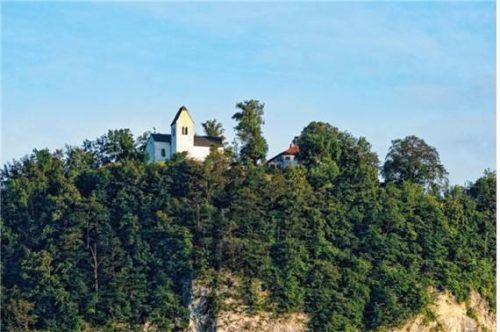 Am Petersberg bei Flintsbach ist in der Nacht auf Sonntag, 8. März, ein Mann vor den Augen seiner Begleiter in den Tod gestürzt. Foto IMAGO