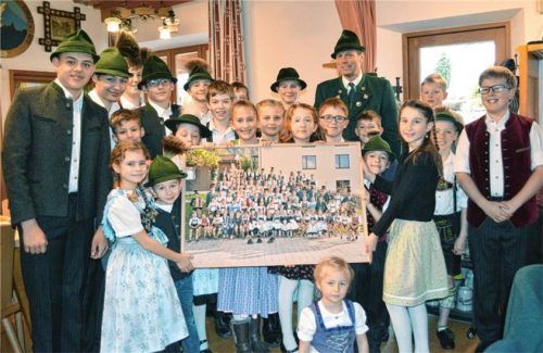 Andi Hell (hinten) mit „seinen“ Kindern und Jugendlichen. Zum Dank für 27 Jahre Jugendleiter wurde ihm dieses große Bild überreicht. Foto EderEder