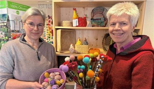 Andrea Höbel (links) und Maria Heiß haben das Regal mit den Osterartikeln gestaltet. Foto Kotter