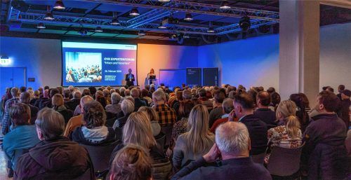 Andrea Schaller, Geschäftsführung OVB MEDIA Sales GmbH (links),  begrüßte die rund 170 Gäste im OVB MEDIA Forum. Eva-Maria Mayr führte als Moderatorin durch den Abend. Fotos hohnke