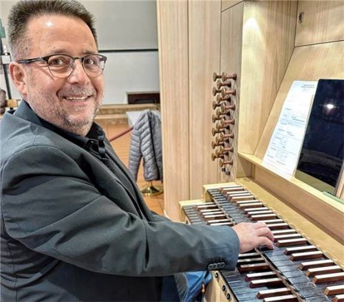Andreas Bick an der Frenger-&-Eder-Orgel. Foto Janka