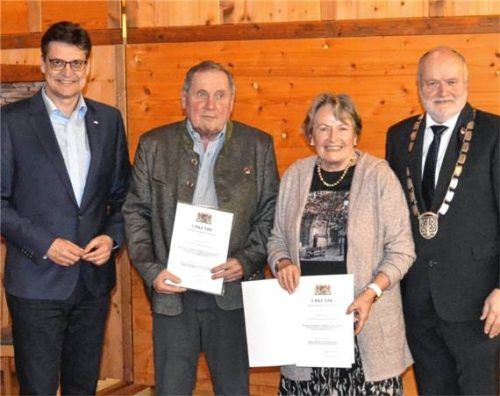 Anerkennung für ihr Wirken: (von links) Landrat Max Heimerl, die Geehrten Josef Hargasser und Martha Oberwallner sowie Bürgermeister Thomas Einwang. Foto  Rampl