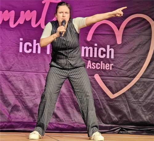 Angela Ascher mit ihrem Soloprogramm „Verdammt, ich lieb mich“ in der Bruckmühler Kulturmühle.Foto Alex Fuchs