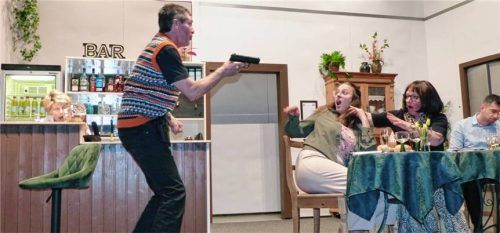 Angst verbreitet Kommissar-Gehilfe Feinbein, der sich eigentlich als Profi-Ermittler versteht, bei seinen Ermittlungen mit der Pistole. Foto Jaensch