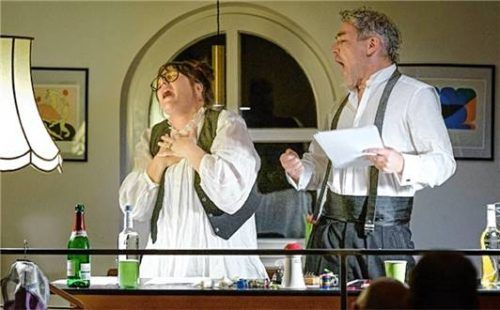 Anna März und Oliver Vilzmann präsentieren höchst unterhaltsam die ganz große Literatur, die sonst gerne eher sperrig daherkommt. Foto re