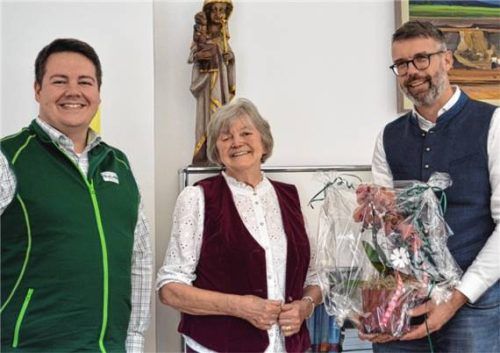 Anneliese Strehhuber führte über 20 Jahre lang Besucher ehrenamtlich durch die Kirche. Ihr Engagement wurde von Tourist-Informationsleiter Max Felber (links) und Bürgermeister Stefan Kattari geehrt. Foto Eder