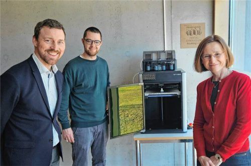 Anton Seitz, Direktor des Gymnasiums, Kunstlehrer Benedikt Asshoff und Dr. Theresia Bauer vom Förderverein des Gymnasiums (von links) freuen sich über den neuen Drucker.Foto Sönmez