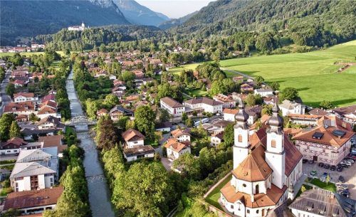 Aschau im Chiemgau ist ein beliebter Tourismusort. Die Zahl der Übernachtungen ist 2025 um 10.000 auf 316.300 gestiegen, die der Gäste von 77.900 auf 83.000. Foto Tourist-Info Aschau im Chiemgau