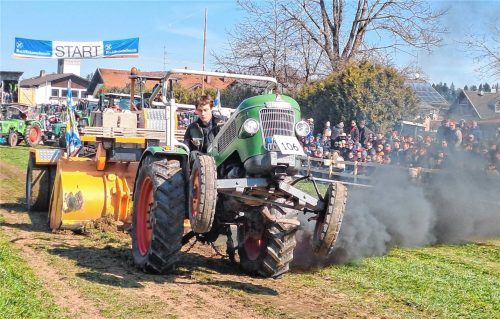 Auch dieser Fendt hatte mit dem Bremswagen seine Mühe – und ließ dabei ordentlich Dampf ab.Fotos Künzner-Hingerl