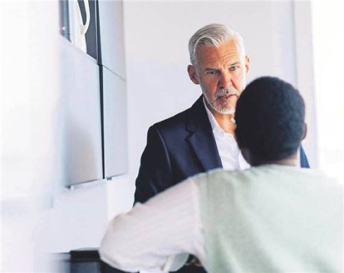 Auch Führungskräfte können dazu beitragen, dass es im Unternehmen einen bewussten Umgang mit dem Thema Leistungsdruck gibt. Foto ZACHARIE SCHEURER/DPA-TMN