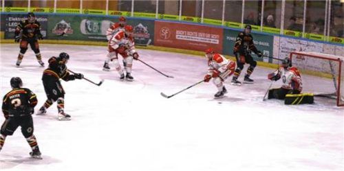 Auch zwei Tore von Martin Hadersbeck – hier der Direktschuss zum 3:4-Anschluss – reichten nicht, um die Niederlage gegen Pegnitz abzuwenden.Foto Stefan Hadersbeck