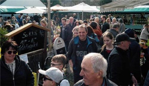 Auf dem Bauernmarkt bildeten sich teils lange Schlangen. Foto Günster