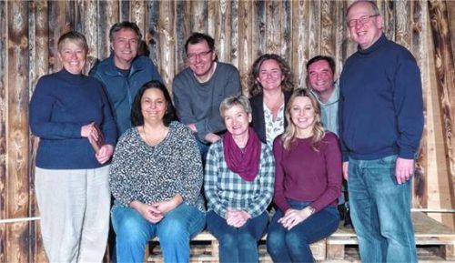 Auf der Bühne stehen: (von links) Christine Tögel, Hans Garnreiter, Martina Klimm, Bernd Metzger, Renate Gantner, Susanne Zweckstätter sowie Monika Gantner, Florian Sieber und Martin Wollny. Foto re