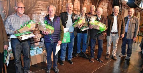 Auf der Jahresversammlung wurden verdiente Mitglieder mit Urkunden und Präsenten geehrt.Foto  Schlecker