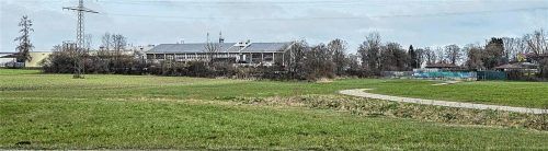 Auf dieser Fläche hinter dem Sportpark „Skyfit“, wo früher eine Traglufthalle stand, und in der Nähe der Tennisanlagen soll die künftige Freisportanlage am Ortsrand von Wasserburg entstehen. Fotos Birkhof