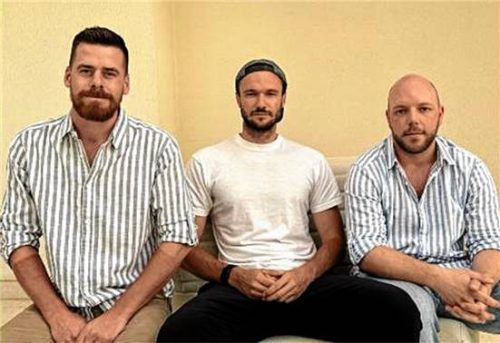 Auf einem komplizierten Heimweg: Markus Strassmaier (oben, Mitte) ist mit Freunden im Oman gestrandet, Sophie Mischner (unten) kämpft sich über China nach Hause. Wie den Rosenheimer Urlaubern geht es aktuell Zehntausenden Deutschen im Nahen Osten, da viele Flughäfen und Lufträume geschlossen sind. Fotos Strassmaier/Mischner//DPA
