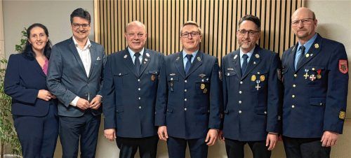 Aufstellung mit den neuen Kommandanten: (von links) Bürgermeisterin Hansmeier, Landrat Heimerl, Kreisbrandmeister Werner Müller, der stellvertretende Kommandant Julian Bauer, Kommandant Volker Hartmetz sowie Kreisbrandrat Harald Lechertshuber. Foto re