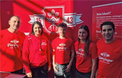 Ausbilder Alexander Sanna (links) und das Team am Stand der Brauerei Flötzinger.