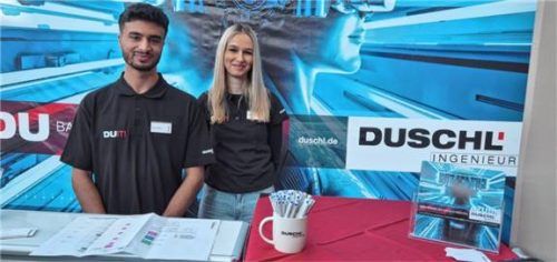 Ausbilderin Laura Krug mit Daud Slaeman, Azubi im zweiten Lehrjahr.