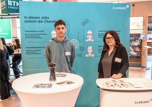Ausbildungsleiterin Birgit Neumayr und Azubi Simon Rechenauer informierten am Stand von Clariant über Ausbildungsmöglichkeiten im Unternehmen.