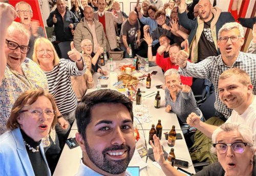 Ausgelassene Stimmung im SPD-Büro: Abuzar Erdogan feierte mit seinen Anhängern den Wahlsieg. Foto privat