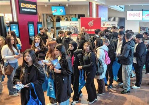 Ausgestattet mit einer Stempelkarte für ihre geführten Messegespräche starteten die mehr als 600 Jugendlichen in zwei Schichten in die OVB Azubimesse. Foto görlitz