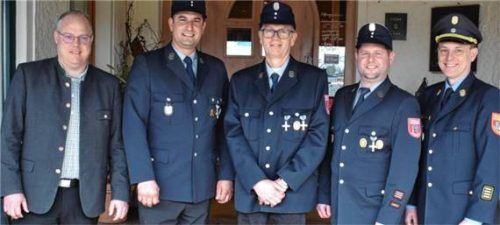 Ausgezeichnet: Rupert Hartl (Mitte) wurde von Bürgermeister Martin Bartlweber, Zweitem Kommandant Martin Pfeifer, Kommandant Martin Niedermaier und Kreisbrandrat Christoph Grundner (von links) für 40 Jahre Aktivendienst geehrt. Foto Donhauser