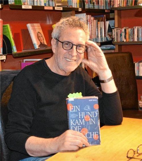 Autor Sepp Mall präsentiert das Buch „Ein Hund kam in die Küche“. Foto Eder