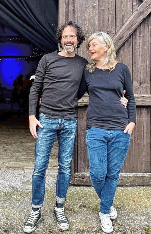 Barbara und Thomas Lachauer lassen die Puppen tanzen. Mit ihrem Kasperltheater „Kasperl und die Weißwurstgondel“ sind sie am 20. März in der Prientalhalle in Aschau zu Gast. Foto privat