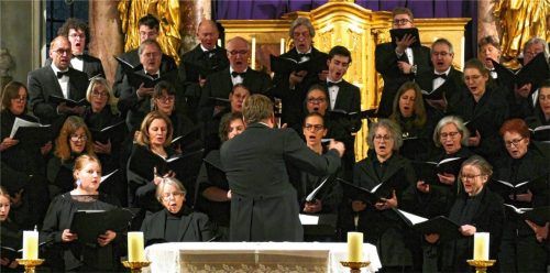 Bartholomäus Prankl leitet die Capella Vocale Prien zu ausdrucksstarker Dramatik an. Foto Janka