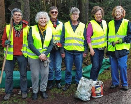 Bauten über 700 Meter Schutzzäune auf: (von links) Stefanie Wolf, Brigitte Housseguy, Ute Winter, Christine Lechner, Ariane Gschwindt und Maria Dirnaichner.Foto re