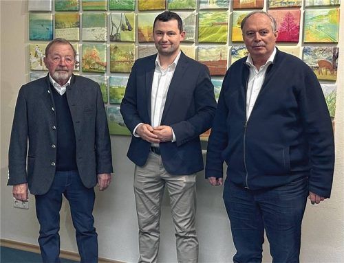 Beerbt den bisherigen Amtsinhaber Josef Huber in Babensham (links): Der in der Mitte stehende Martin Kubiczek (WG Babensham/Kling) setzte sich gegen Roger Diller (Bürger für Babensham). Foto Gießibl
