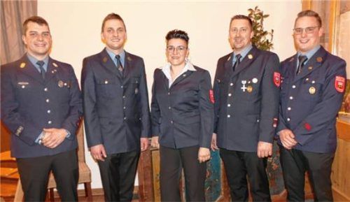Beförderungen und Ämterwechsel bei der Feuerwehr Pürten: (von links) Dominik Wagenspöck, Georg Holzner, Alexandra Krammer, Thomas Schmidhuber und Thomas Zacherl. Foto bachmaier