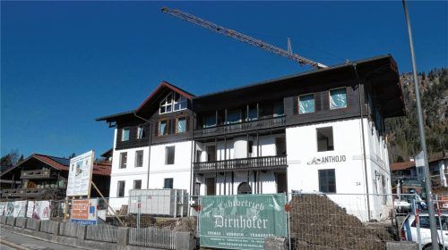 Begonnen wurde vor Kurzem mit den Arbeiten für die Schaffung einer „Generationenbrücke“ an der Tiroler Straße. Foto Hauser