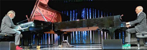 Bei den Boogie-Woogie-Stars Axel Zwingenberger (links) und Joja Wendt lohnt sich der Blick auf die Schuhe: Dem einen bringt rotes, dem anderen grünes Leder Glück.Foto  Kreibich