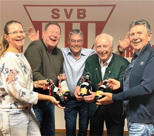 Bei den Ehrungen: Jubel, Trubel und Heiterkeit herrschte bei den Jubilaren (von links) Manuela Lindenberg, Thomas Mühleisen, Tennis-Chef Gert Lindenberg sowie Dr. Bernd Münch und Rainer Gorbasch. Foto Neuwirth