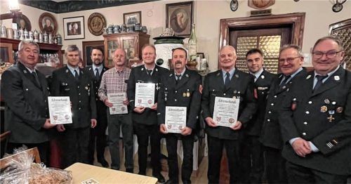 Bei den Ehrungen: (von links) Josef Hundschell, Vorsitzender Josef Heindl, Alex Maier, Michael Stöckl, die beiden neuen Ehrenkommandanten Christian Maierbacher und Ludwig Eder, Ehrenvorsitzender Robert Weber, Kreisbrandmeister Julian Liebermann, Herbert Rutter und Kommandant Richard Decker.Foto Günster